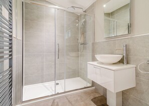 Bathroom - 1 bedroom accommodation in Swinethorpe, Nr Lincoln (Swinethorpe, Nr Lincoln)