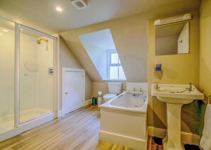 Bathroom - 3 bedroom accommodation in Ardgay (Ardgay)