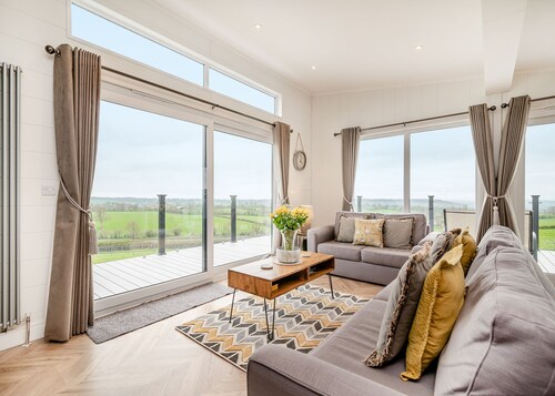 3 bedroom accommodation in Midsomer House, East Compton