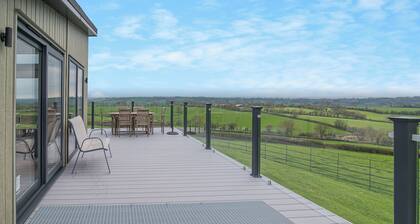 3 bedroom accommodation in Midsomer House, East Compton