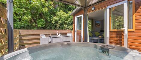 Outdoor spa tub