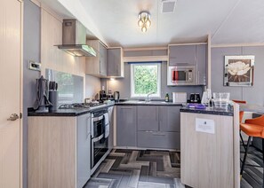 Fridge, oven, stovetop, toaster - Peak Luxury Lodge Pet Friendly (Longnor, Nr. Buxton)