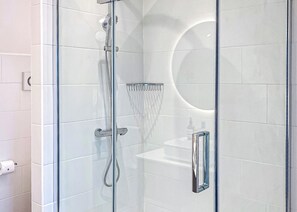 Bathroom - 1 bedroom accommodation in Brundall, Norwich (Brundall, Norwich)