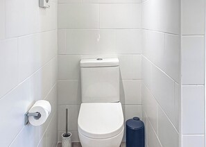 Bathroom - 1 bedroom accommodation in Brundall, Norwich (Brundall, Norwich)