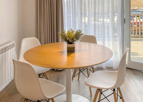 Dining - 1 bedroom accommodation in Brundall, Norwich (Brundall, Norwich)