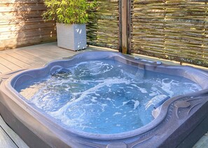 Outdoor spa tub - 1 bedroom accommodation in Brundall, Norwich (Brundall, Norwich)