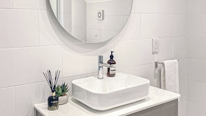 Bathroom - 1 bedroom accommodation in Brundall, Norwich (Brundall, Norwich)