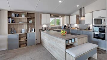 Réfrigérateur, four, plaque de cuisson, grille-pain