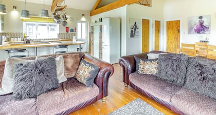 Traditional two bedroomed lodge with two double rooms.