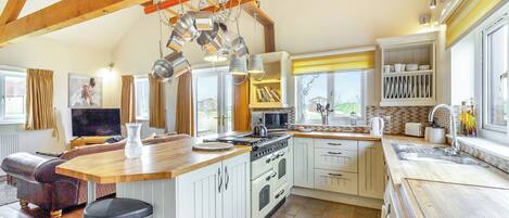 Jääkaappi, uuni, liesi, leivänpaahdin