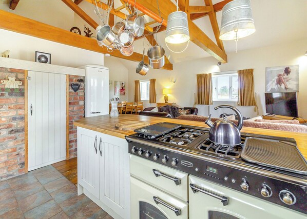 Fridge, oven, stovetop, toaster - Traditional two bedroomed lodge with two double rooms. (Swinethorpe, Nr Lincoln)