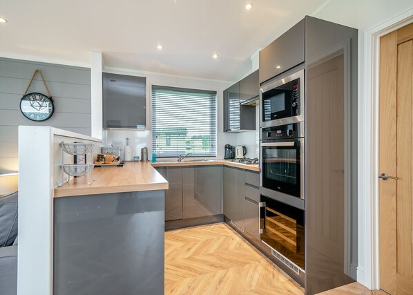 Fridge, oven, stovetop, dishwasher