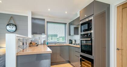 2 bedroom accommodation in Midsomer House, East Compton