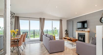 2 bedroom accommodation in Midsomer House, East Compton