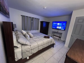4 bedrooms, desk, iron/ironing board, free WiFi - Private beach in Las Vegas heated hot tub heated pool option (Las Vegas)