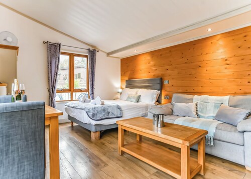 Large modern studio lodge with one double.