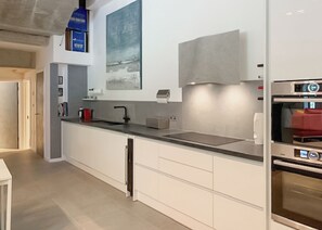 Réfrigérateur, four, plaque de cuisson, lave-vaisselle