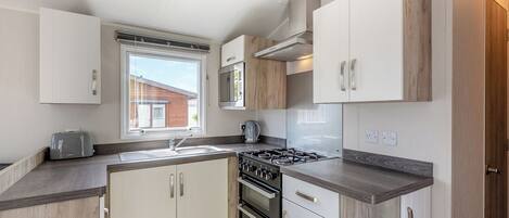 Réfrigérateur, four, plaque de cuisson, grille-pain