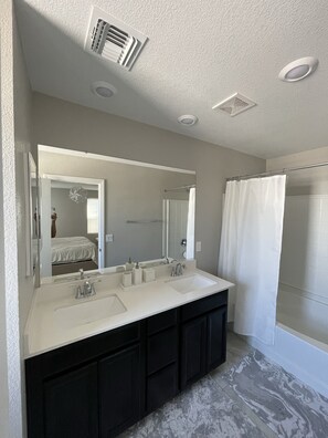 Combined shower/tub, towels, toilet paper - Walking distance to Allegiant Stadium, and 5 minutes from the Las Vegas Strip!!! (Las Vegas)