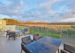 Outdoor dining - Hazelwood Deluxe Lodge (Hexham)