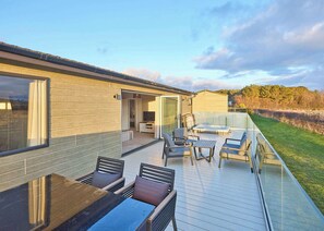 Outdoor dining - Hazelwood Deluxe Lodge (Hexham)
