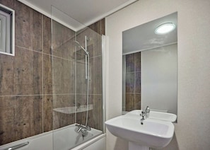 Bathroom - Hazelwood Deluxe Lodge (Hexham)