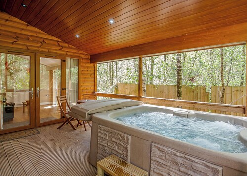 Cosy log cabin with one double.