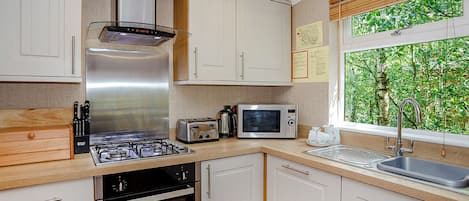 Frigorifero, forno, piano cottura, tostapane