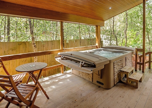 Cosy log cabin with one double.