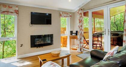Cosy log cabin with one double.