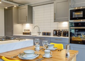 Refrigerador, horno, parrilla de estufa y lavavajillas 