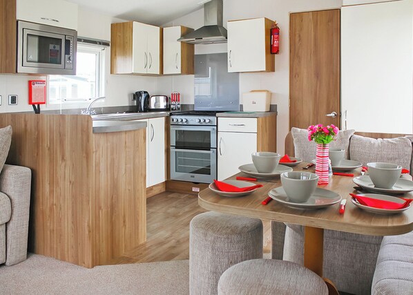 Fridge, oven, stovetop, toaster - Quality 12ft-wide caravan with one double and two twin. (Mablethorpe)