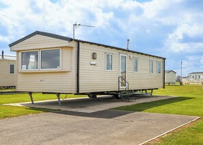 Exterior - Quality 12ft-wide caravan with one double and two twin. (Mablethorpe)