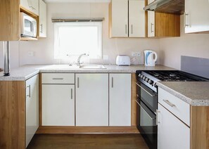 Réfrigérateur, un four, surface de cuisson, grille-pain
