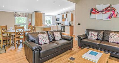3 bedroom accommodation in Freehay, Cheadle
