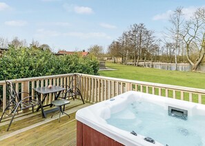 Outdoor dining - Luxury lodge with one double, ideal for couples. (Pickering)