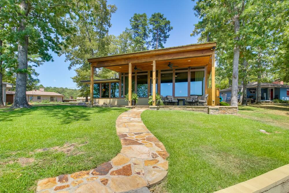 Waterfront Lake Hamilton Home w\/ Private Dock
