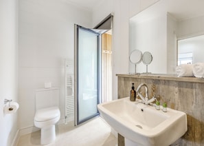 A modern bathroom with a toilet, shower, and sink. - Lakeview Premier Pet Friendly (Woodhall Spa)
