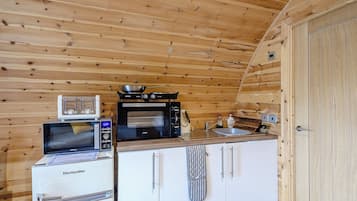 Kjøleskap, ovn, kokeplater og oppvaskmaskin