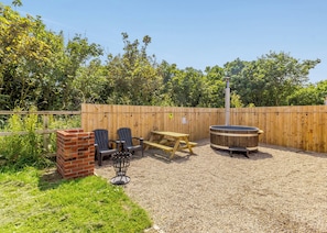 Outdoor spa tub - A quirky pod with one double and shower room. (Crimdon)