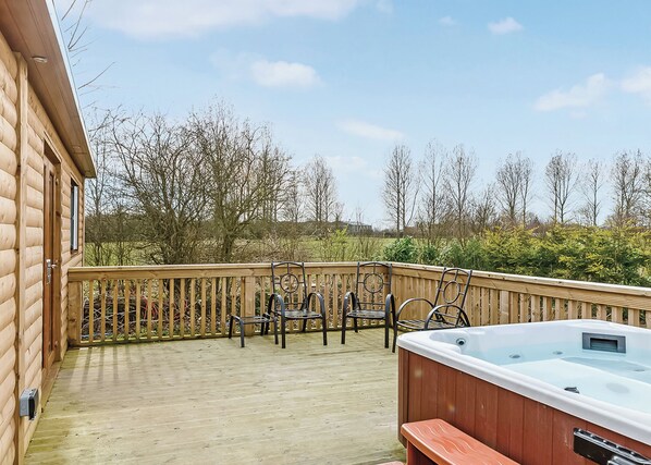 Terrace/patio - Luxury lodge with two doubles, both with en suite shower. (Pickering)