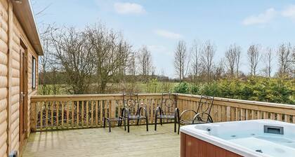 Luxury lodge with two doubles, both with en suite shower.