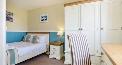 Luxury lodge with two doubles, both with en suite shower.