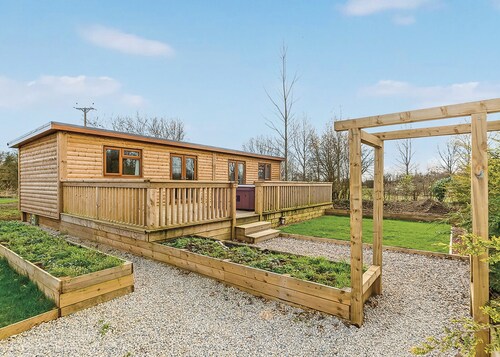 Luxury lodge with two doubles, both with en suite shower.