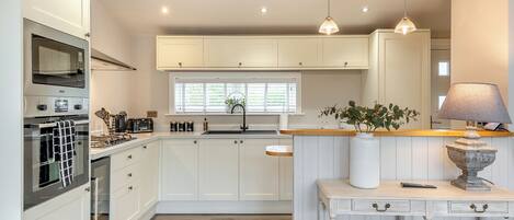 Geladeira, fogão, cooktop, lava-louças