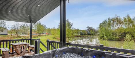 Tina de hidromasaje al aire libre