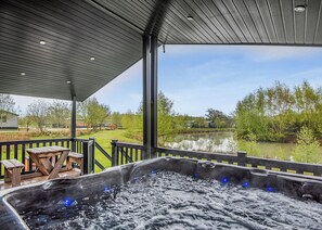 Outdoor spa tub - New in 2018. Modern and luxurious lodge with lakeside view. (Woodhall Spa)