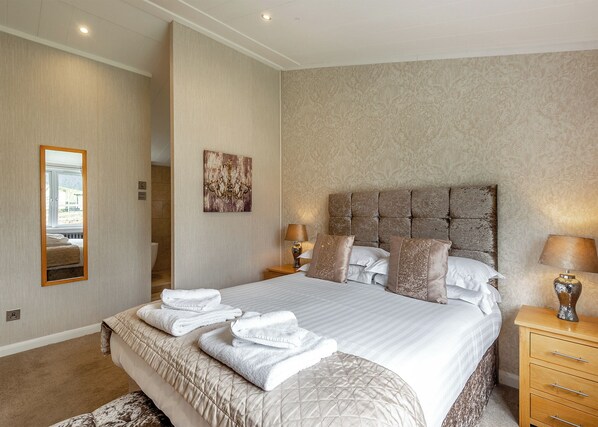 2 bedrooms - New in 2018. Modern and luxurious lodge with lakeside view. (Woodhall Spa)