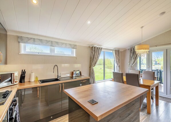 Fridge, oven, stovetop, dishwasher - New in 2018. Modern and luxurious lodge with lakeside view. (Woodhall Spa)