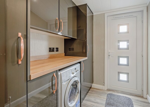 Interior - New in 2018. Modern and luxurious lodge with lakeside view. (Woodhall Spa)